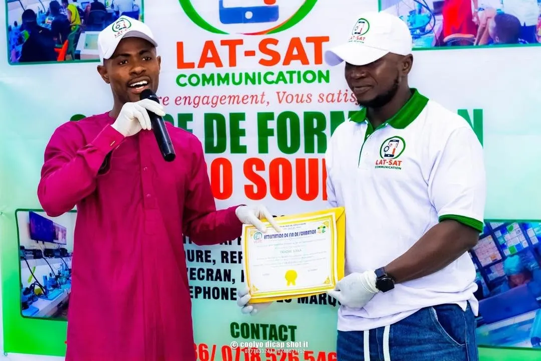 Remise d’une attestation de fin de formation en microsoudure au centre LAT-SAT